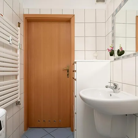 Charming With Parking And Balcony Near The Centre By Renters Apartment