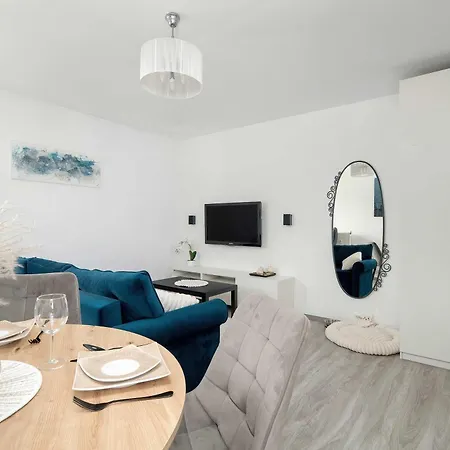 Charming With Parking And Balcony Near The Centre By Renters Apartment *