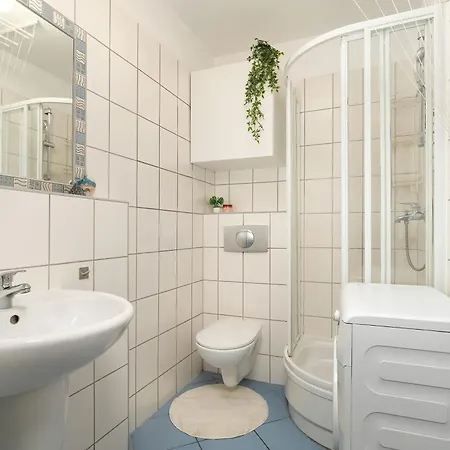 Charming With Parking And Balcony Near The Centre By Renters Apartment *