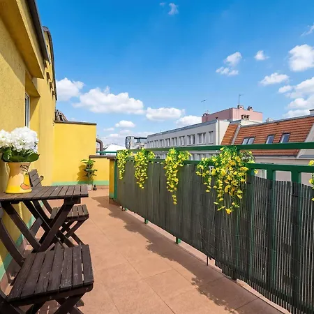 Charming With Parking And Balcony Near The Centre By Renters Apartment Poznan
