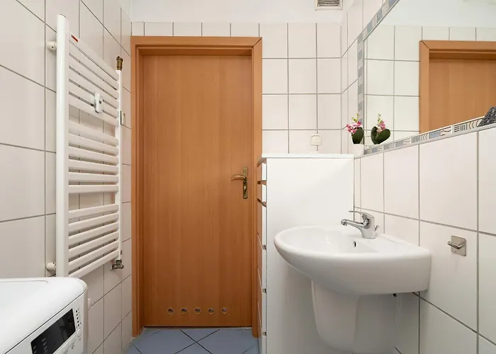 Charming With Parking And Balcony Near The Centre By Renters Apartment