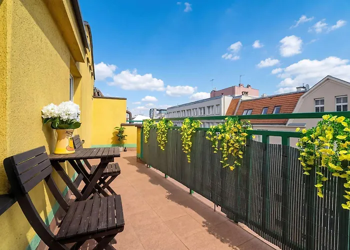 Charming With Parking And Balcony Near The Centre By Renters Apartment Poznan